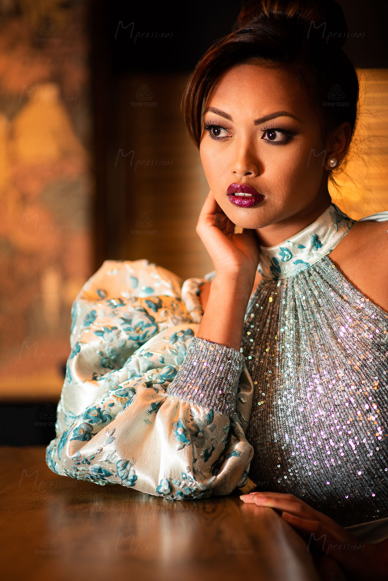 Inspirerende foto van een dame in anticipatie aan een bar. Model Carolyn Collinda, fashion designer Ronald Rizzo.