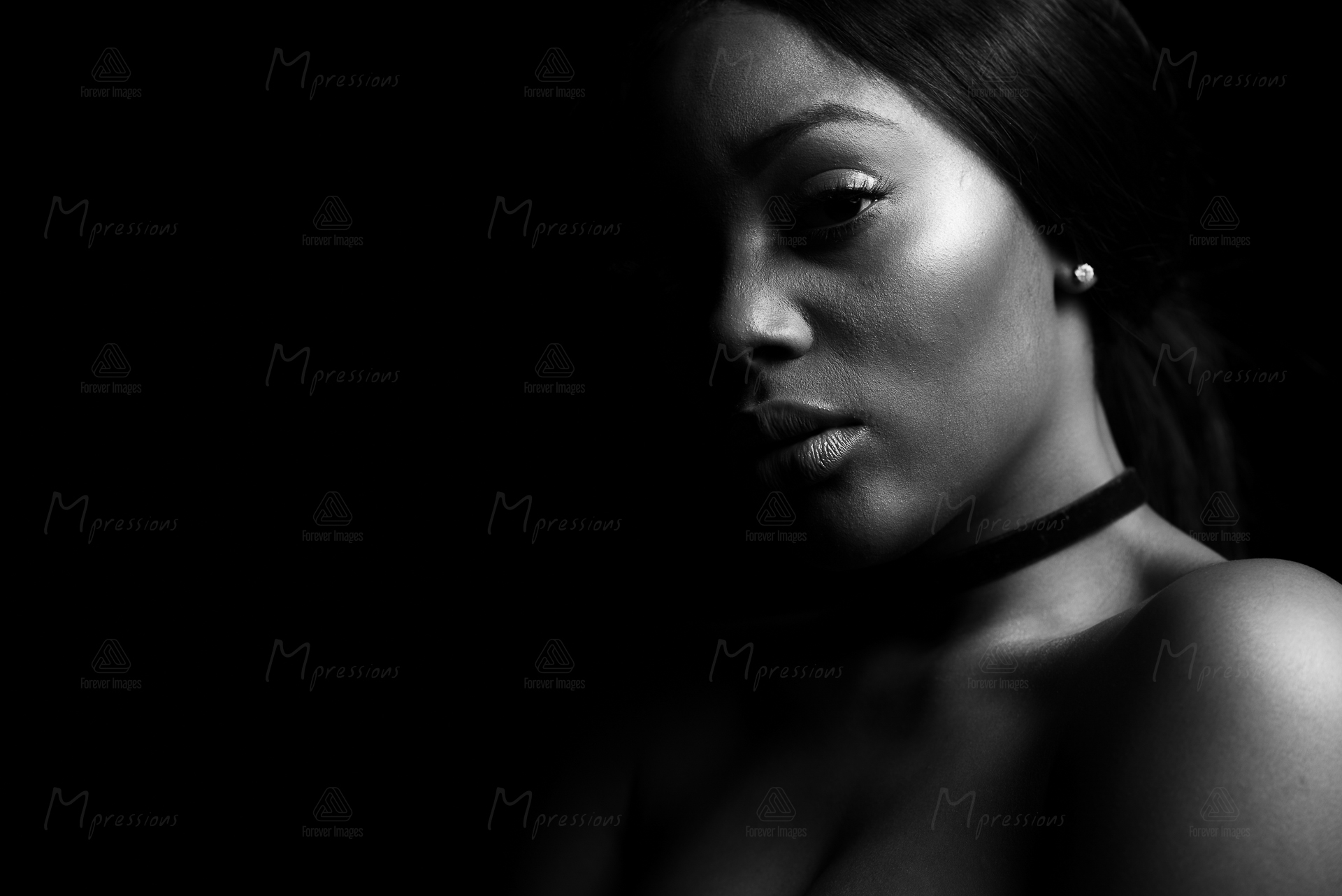 Impressive low key black and white photo of a lady with a powerful gaze. Model Mariana Pietersz.