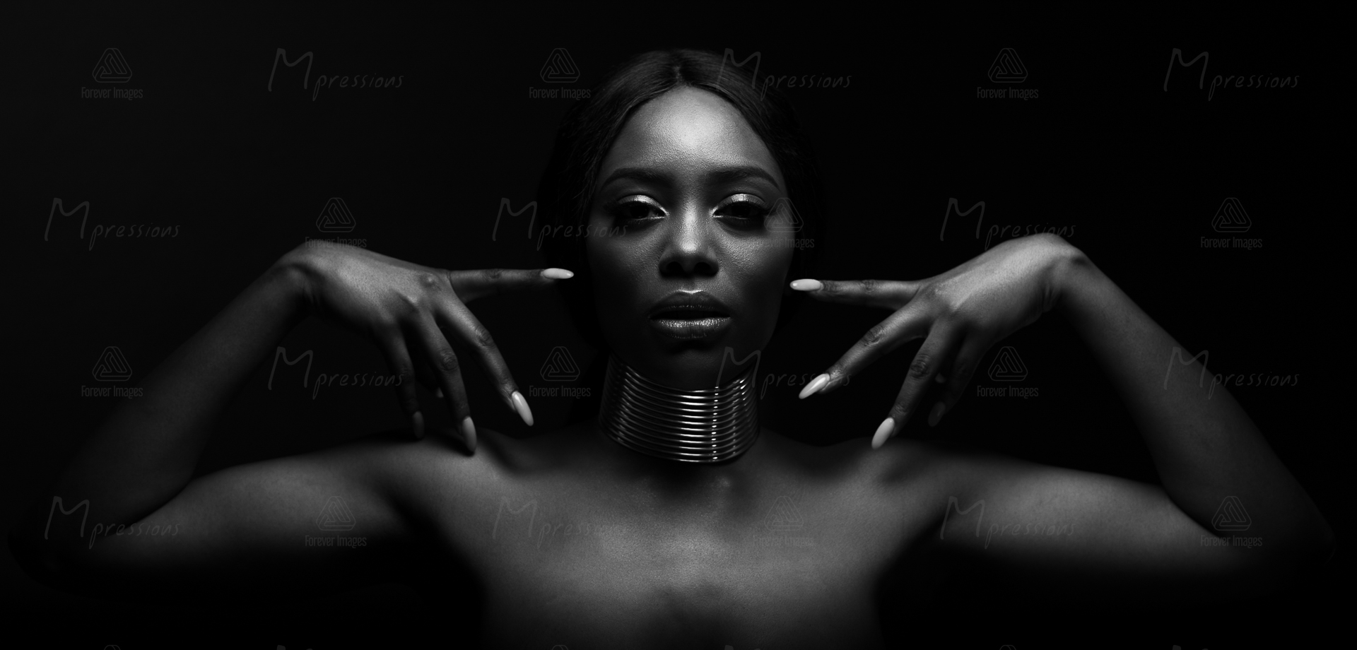 Indrukwekkende low key zwart-wit foto van een dame met Africaanse gouden choker breed. Model Mariana Pietersz.