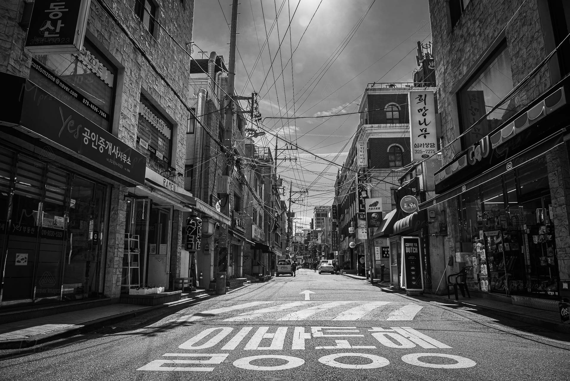 Stilistische zwart-wit foto van Zuid-Koreaanse straat.